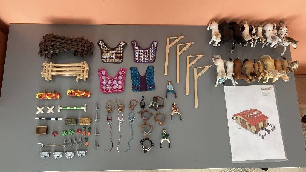Schleich paardenstal met paarden en accessoires, Ophalen, Gebruikt