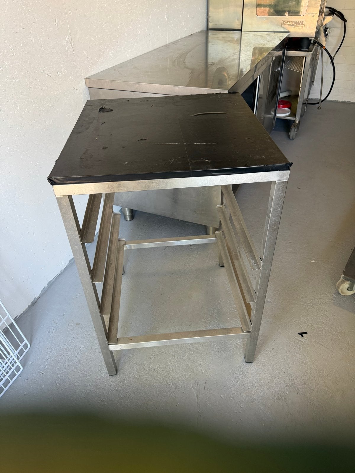 RVS Werkbank / Oven Onderstel Horeca Bakkerij (1 defect), Ophalen, Gebruikt