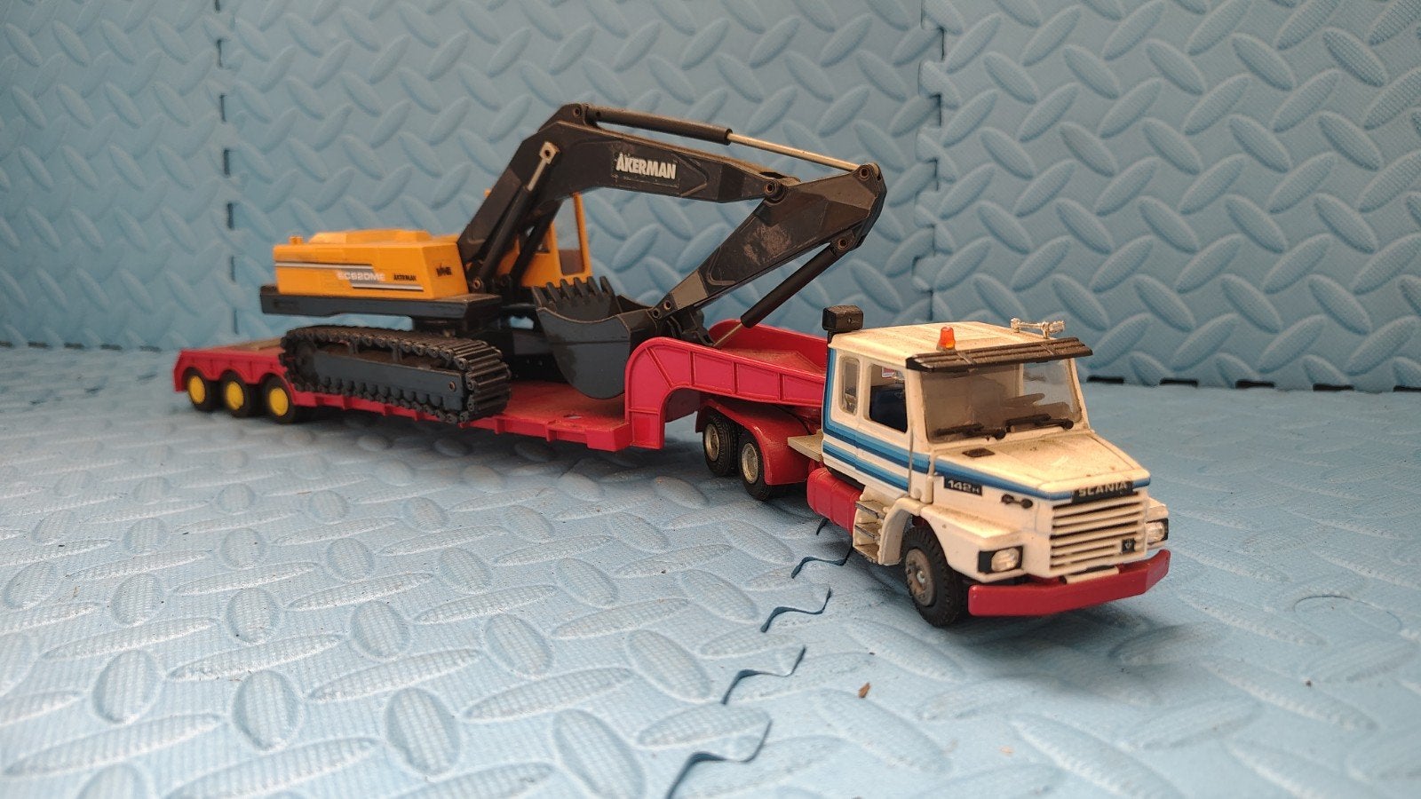 Scania 142H met dieplader en graafmachine, Hobby en Vrije tijd, Modelauto's | 1:50, Ophalen, Zo goed als nieuw, Bus of Vrachtwagen