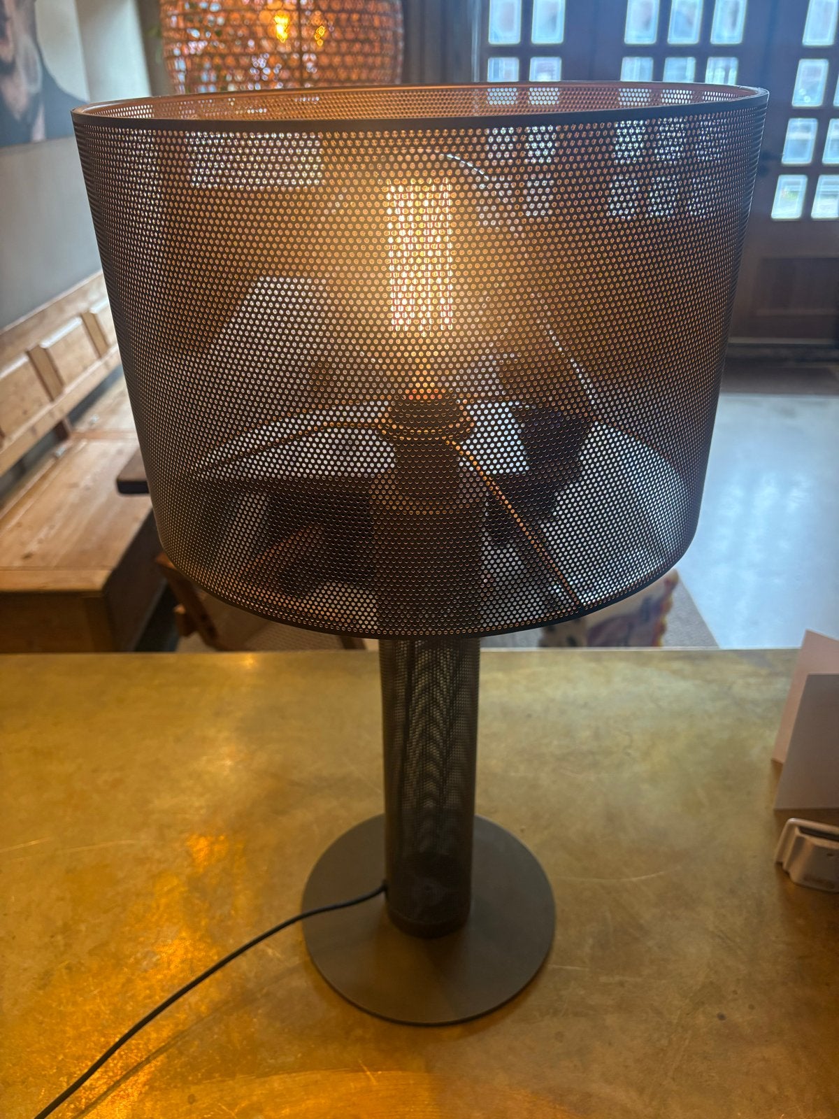 Moderne tafellamp met geperforeerde kap, Met schakelaar, 60 cm, Zo goed als nieuw, Overige kleuren