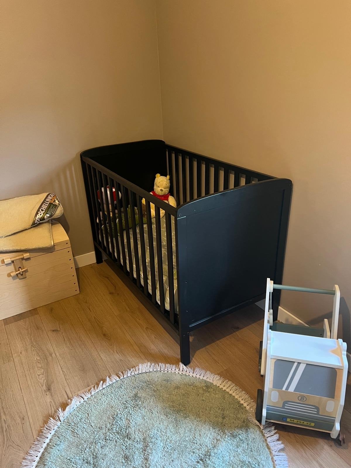 Complete babykamer: ledikant, commode en kledingkast, Ophalen, 100 tot 150 cm, Zo goed als nieuw, Met lade(s)