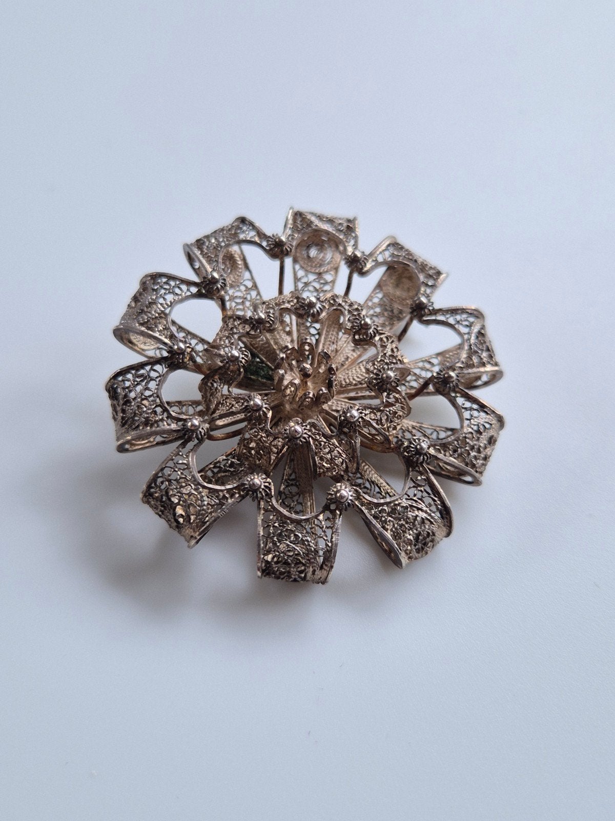 Antieke / Vintage Filigrain Broche - Bloem Motief, Sieraden, Tassen en Uiterlijk, Broches, 4 tot 7 cm, Gebruikt, Onbekend, Ophalen of Verzenden