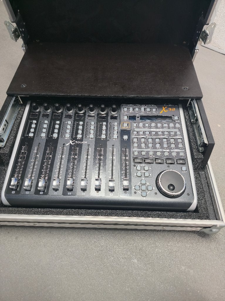 Zo goed als nieuw! Behringer X-Touch met nieuwe kist!, Ophalen, Zo goed als nieuw, 5 tot 10 kanalen