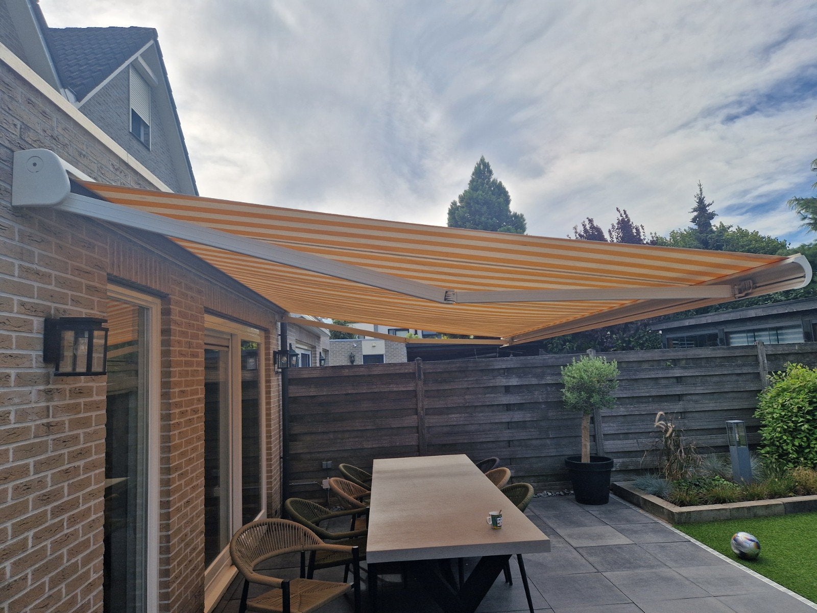 Elektrisch knikarmscherm 5x3 meter - Geel/wit gestreept, Tuin en Terras, Zonneschermen, Ophalen, 450 cm of meer, Elektrisch, Zo goed als nieuw