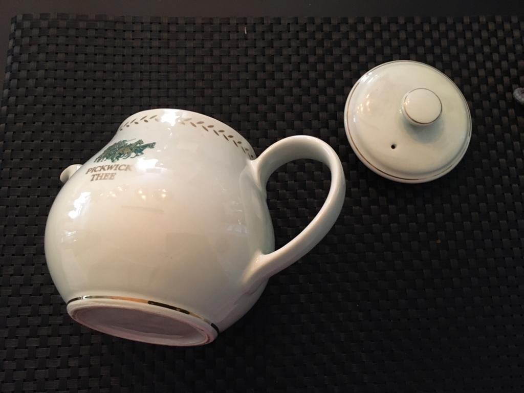 Vintage theepot. Lichte kleur met koets, Ophalen of Verzenden