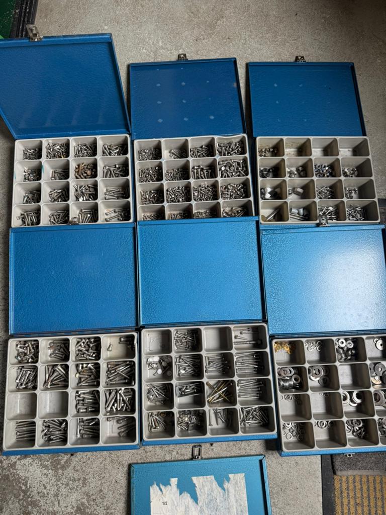 7 koffers vol RVS boutjes / moeren en ringen, Ophalen, Zo goed als nieuw, Rvs