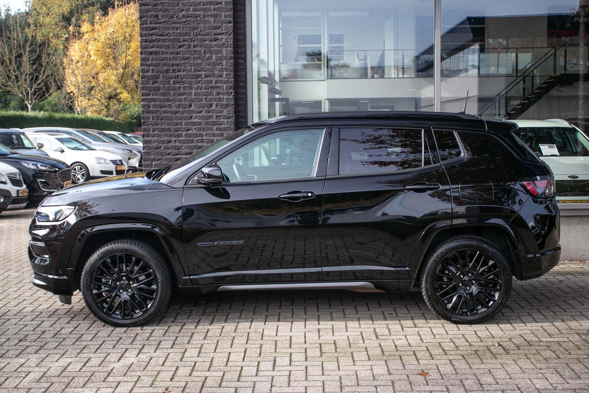 Jeep Compass 4xe 240 Plug-in Hybrid Electric S | Leder | 360, Automaat, 4 cilinders, 179 pk, Zwart