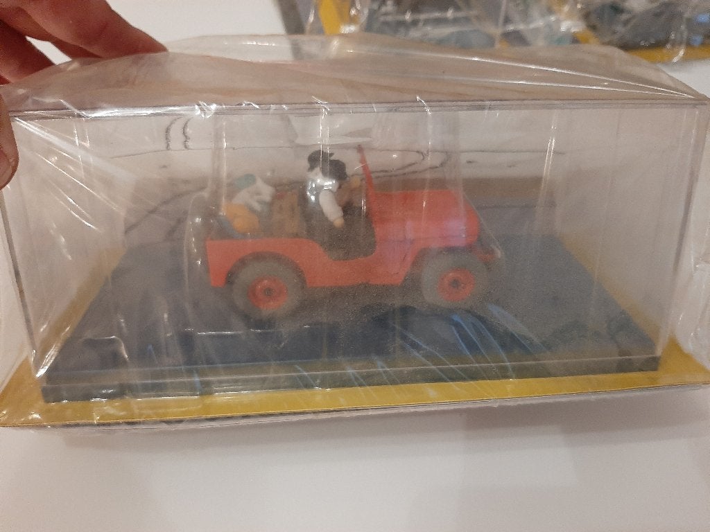 De rode jeep met kuifje op de achterbank  1/24, Ophalen of Verzenden, Nieuw