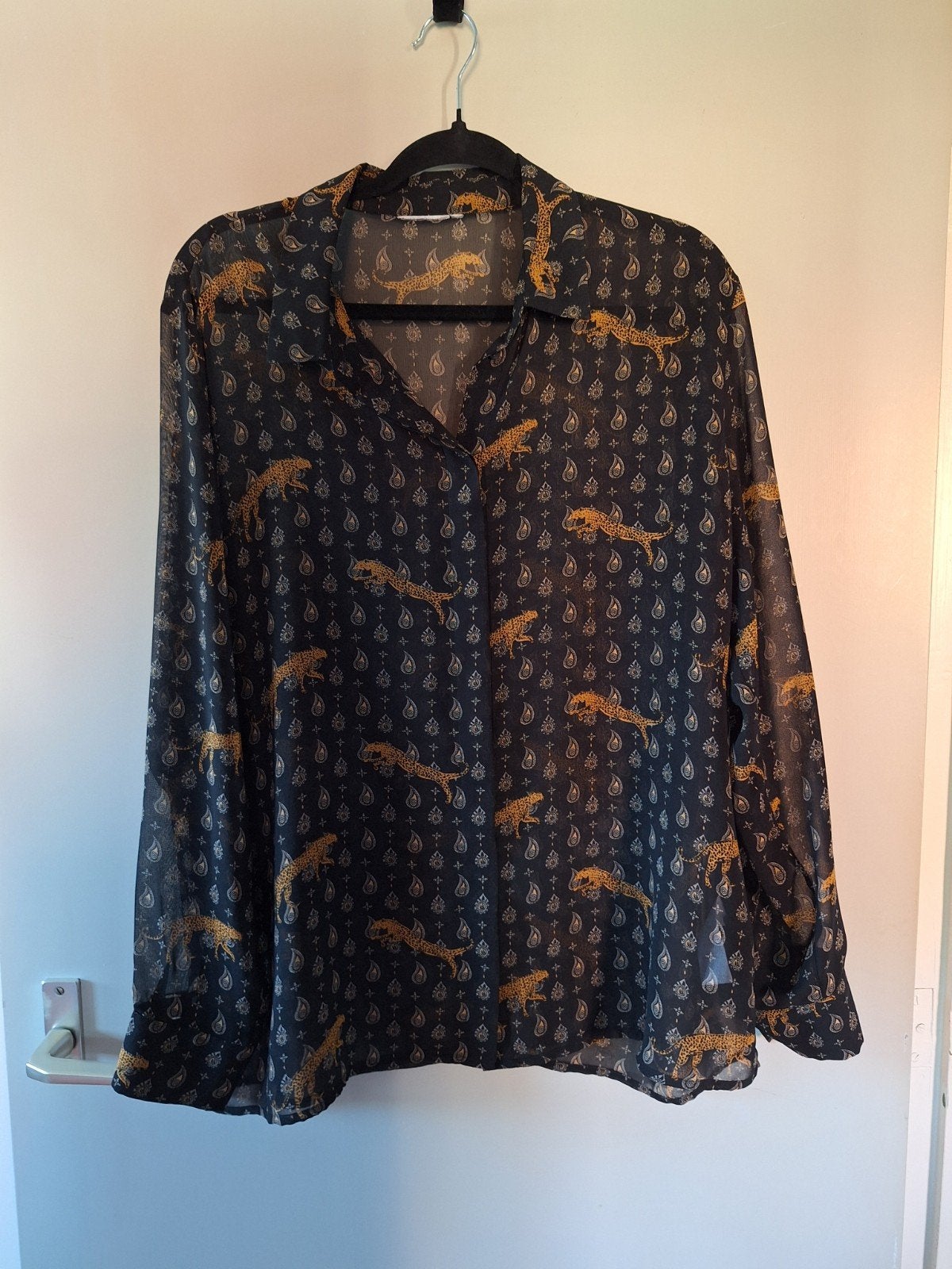 Zwarte blouse met luipaardprint, Ophalen of Verzenden, Zo goed als nieuw, Maat 46/48 (XL) of groter