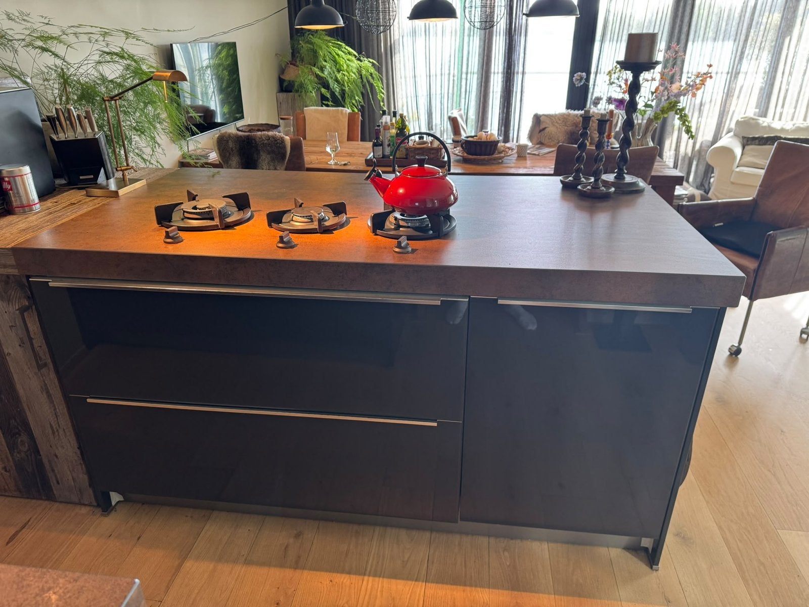 Moderne keuken met eiland en kookplaat, Gebruikt, Overige materialen, Bruin, Overige typen
