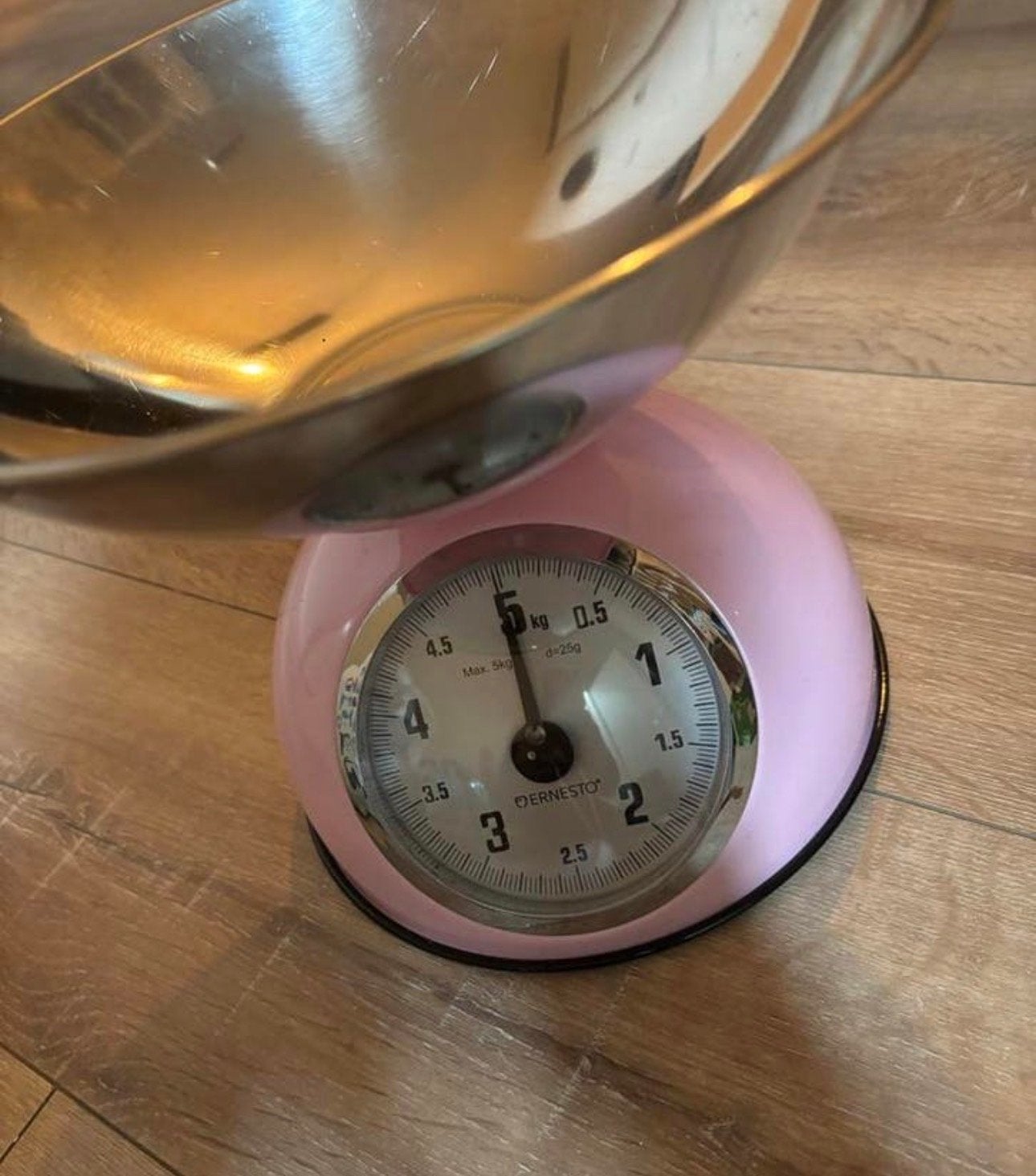 Roze keukenweegschaal - Analoog - Max 5kg, Keukenweegschaal, Ophalen of Verzenden, Gebruikt, Minder dan 10 kg