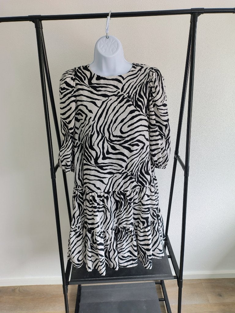 W55= Zwart witte zebra jurk met pofmouw Loavies Mt M, Maat 38/40 (M), Verzenden, Zwart, Boven de knie