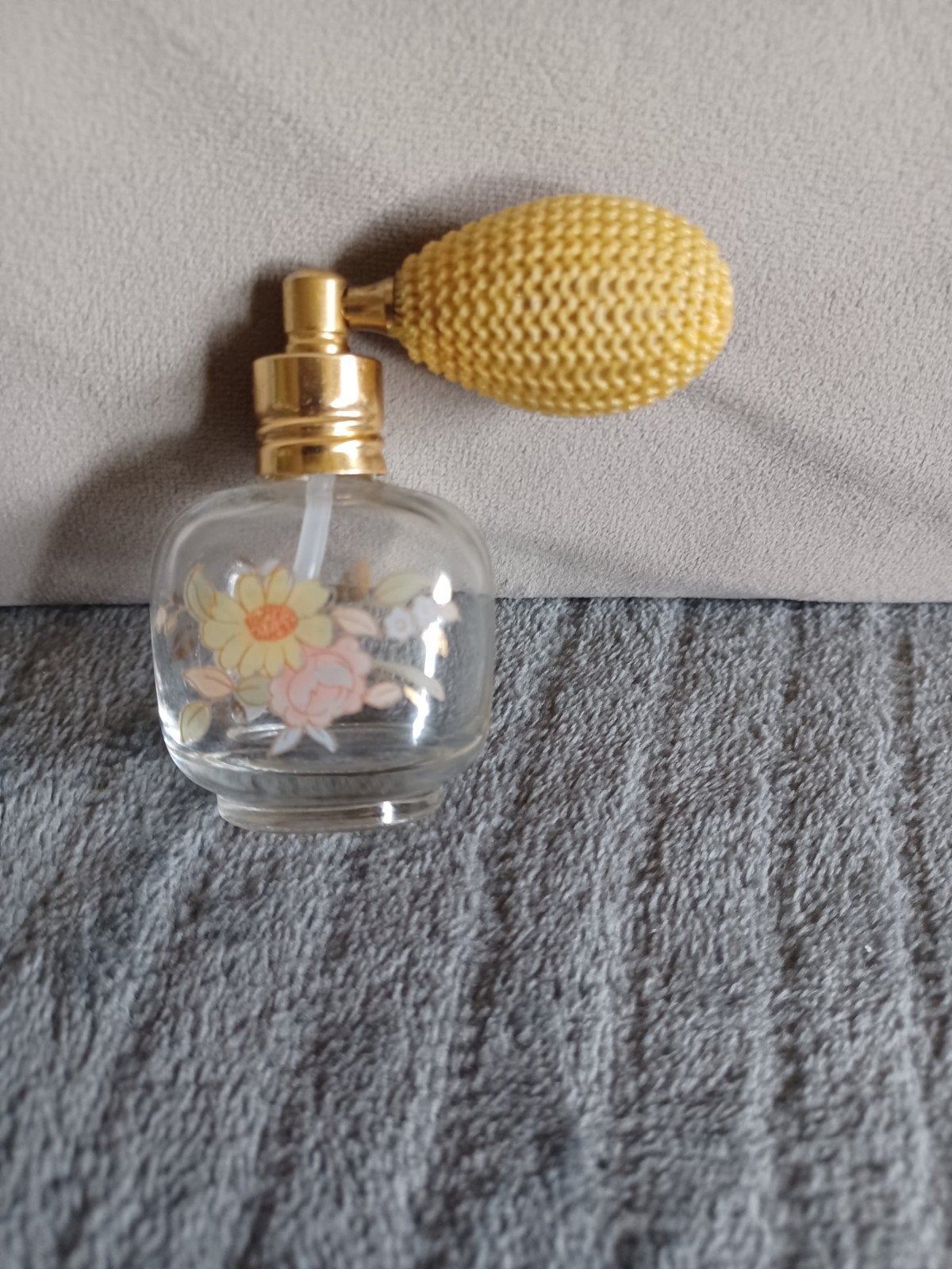 Vintage parfumverstuiver met bloemmotief, Ophalen of Verzenden, Gebruikt