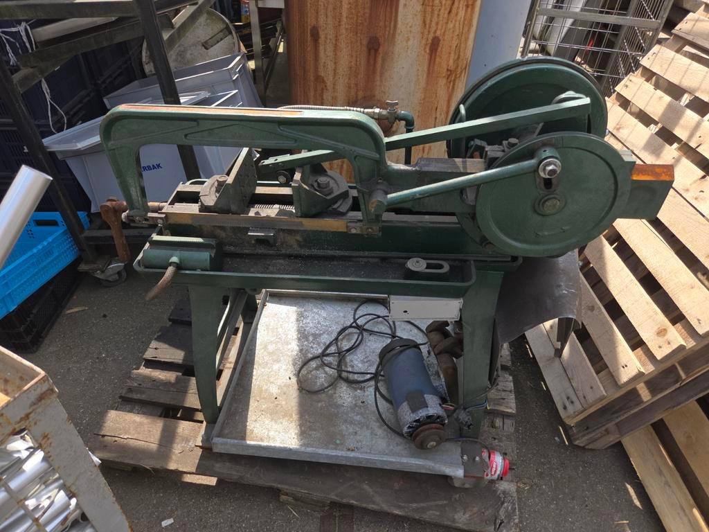 Robuuste lintzaagmachine ? voor metaalbewerking, Antiek en Kunst, Antiek | Gereedschap en Instrumenten, Ophalen