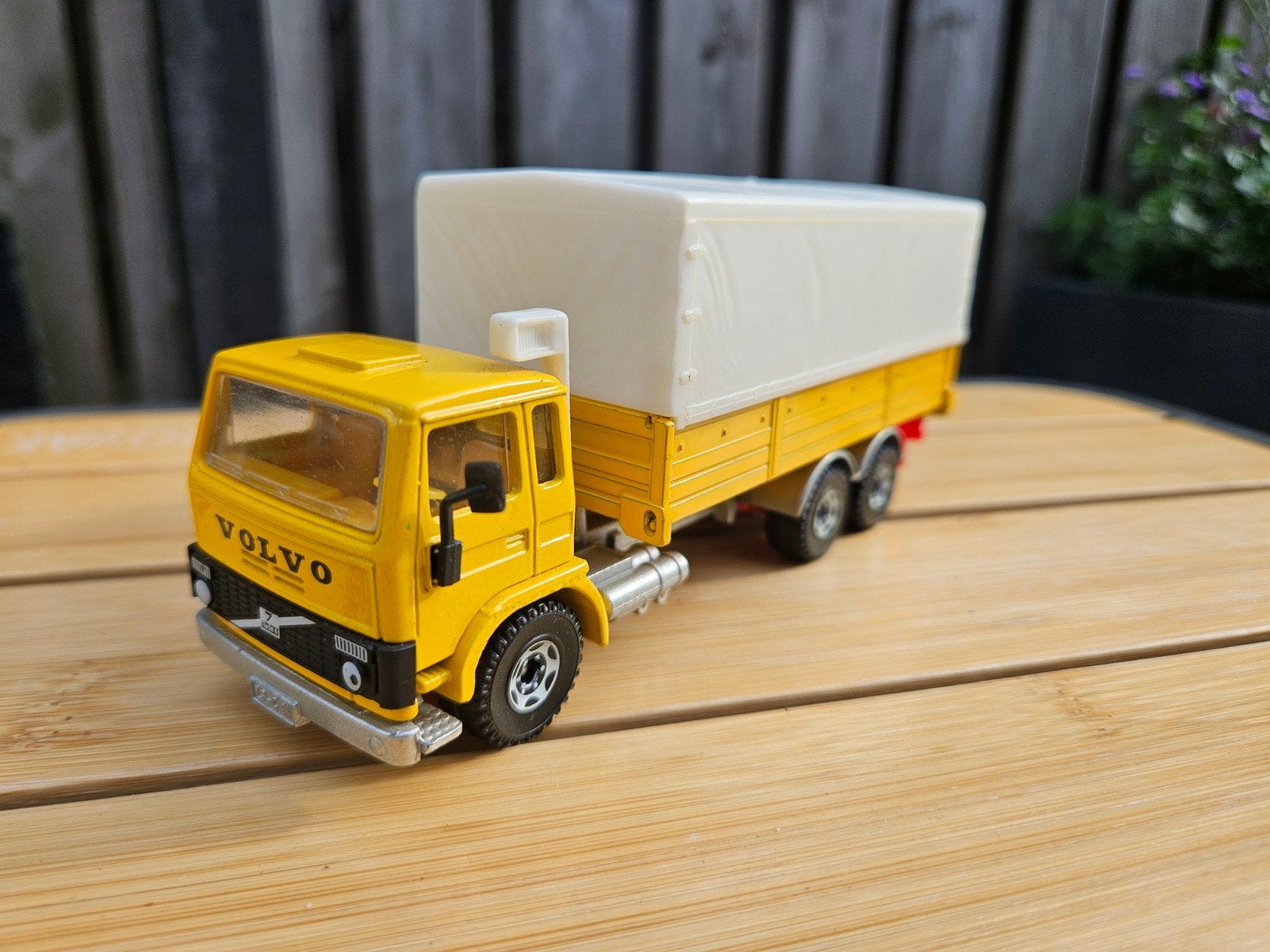 Siku Volvo F7 geel met witte huif promotiemodel, Ophalen of Verzenden, Zo goed als nieuw, Bus of Vrachtwagen, SIKU