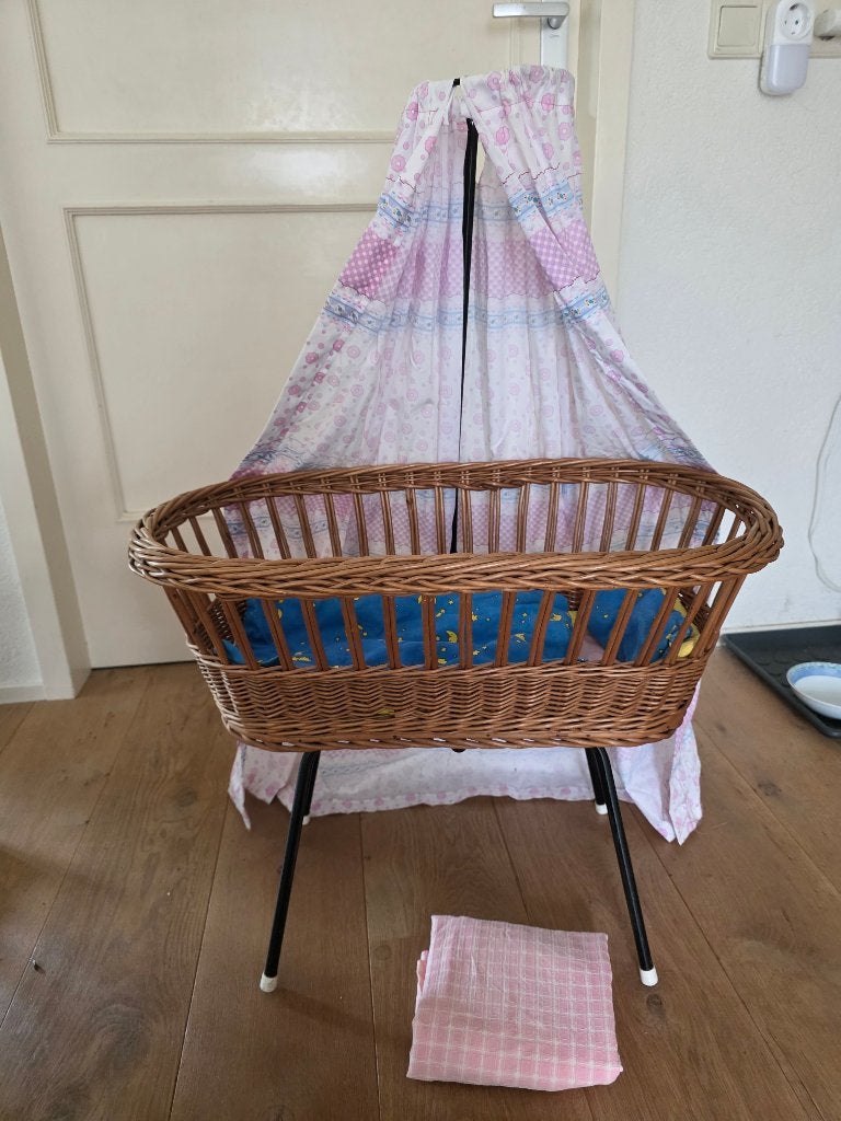 Rotan/riet poppenwieg en poppenwagen, Kinderen en Baby's, Speelgoed | Poppen, Ophalen, Gebruikt, Babypop