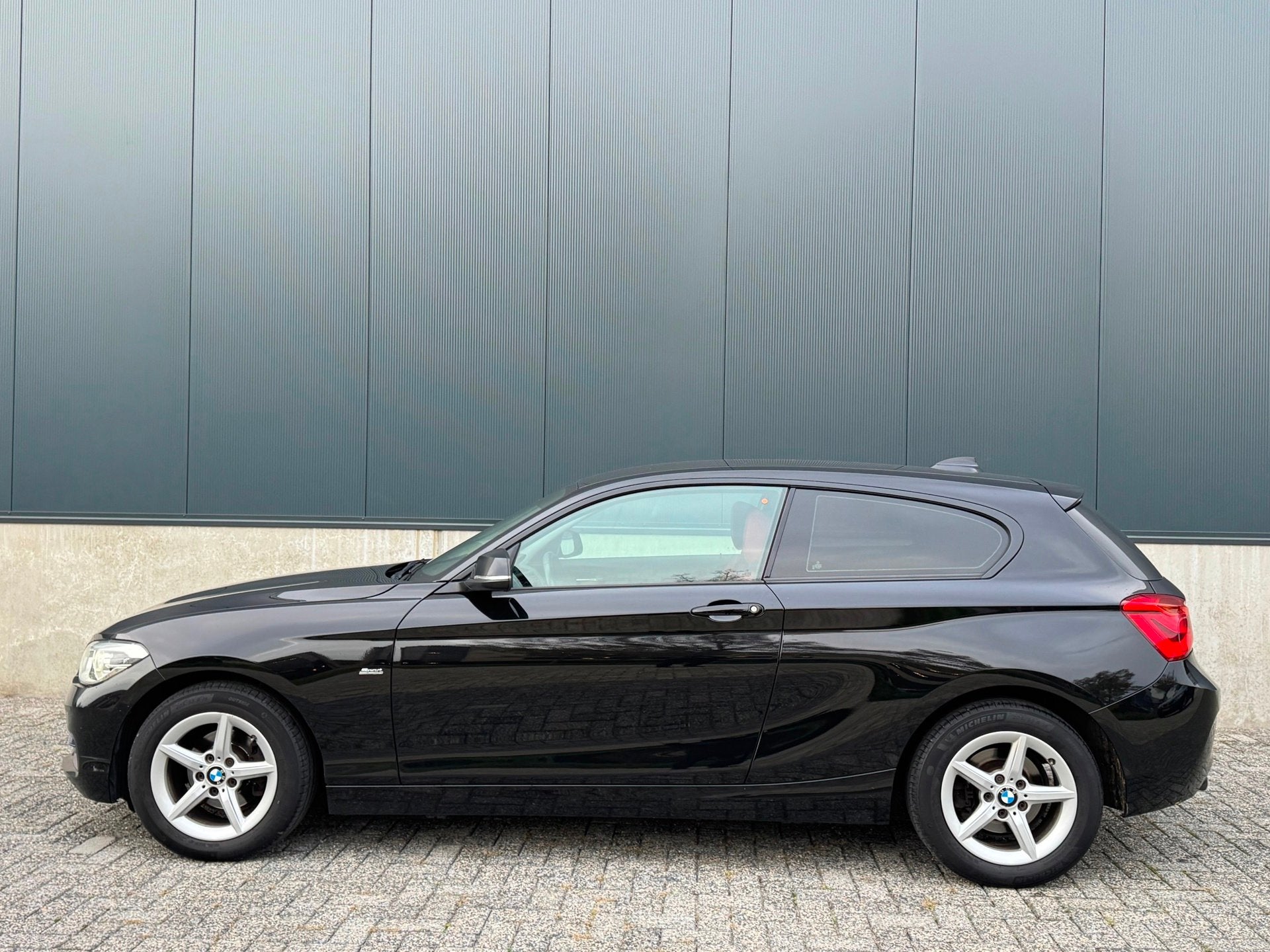 BMW 1-serie 118d High Executive|AUT|NAVI|ROODLEDER|PDC|2XSLE, Auto's, Dealer onderhouden, Achterwielaandrijving, Euro 6, 150 pk