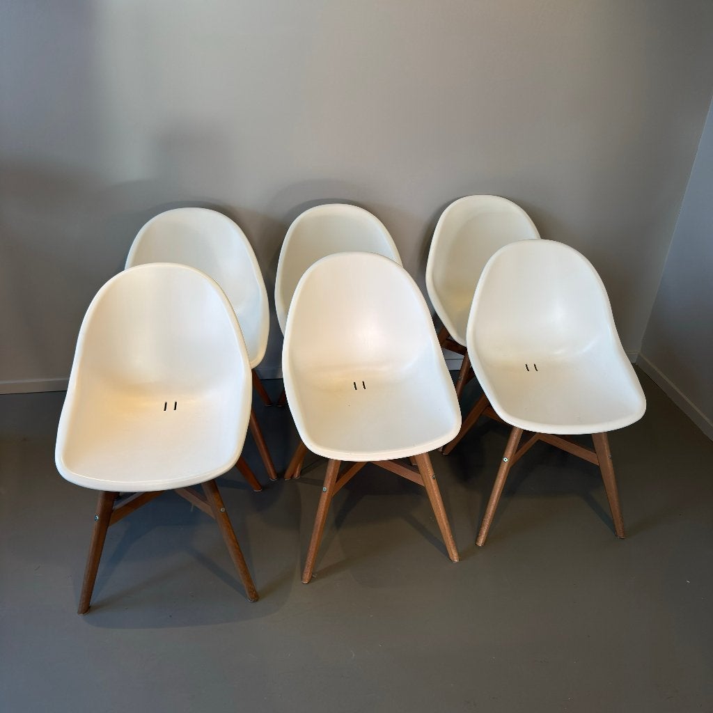 Set van 6 witte design kuipstoelen met houten onderstel, Huis en Inrichting, Gebruikt, Wit, Vijf, Zes of meer stoelen, Ophalen