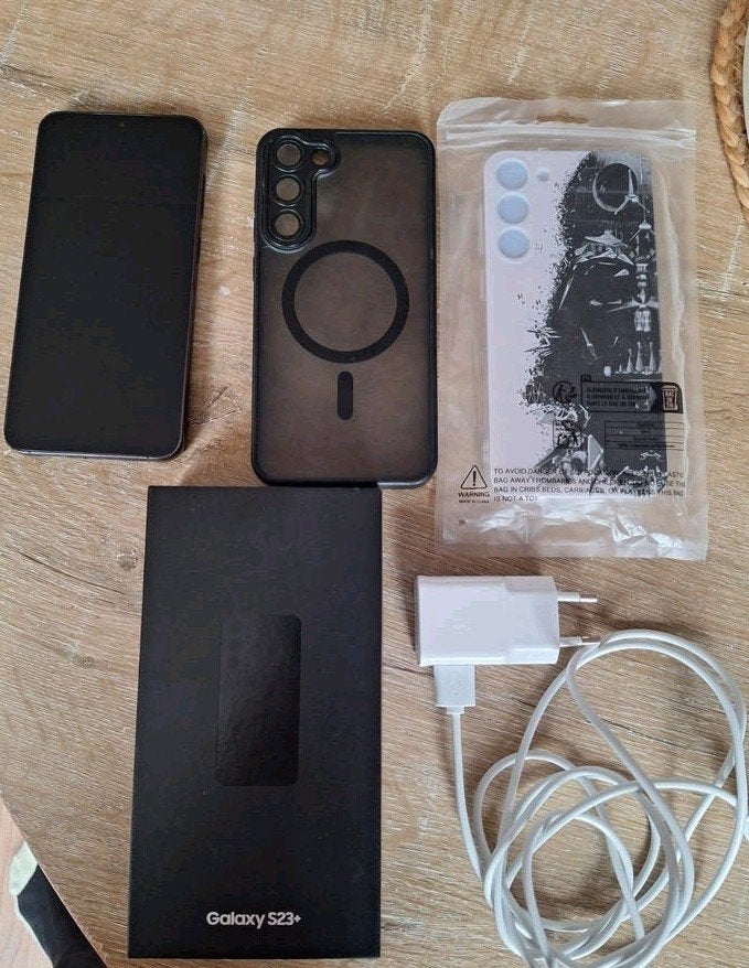 Foto 2 van Samsung Galaxy S23+ 256GB Zwart compleet+ lader & 2 hoesjes
