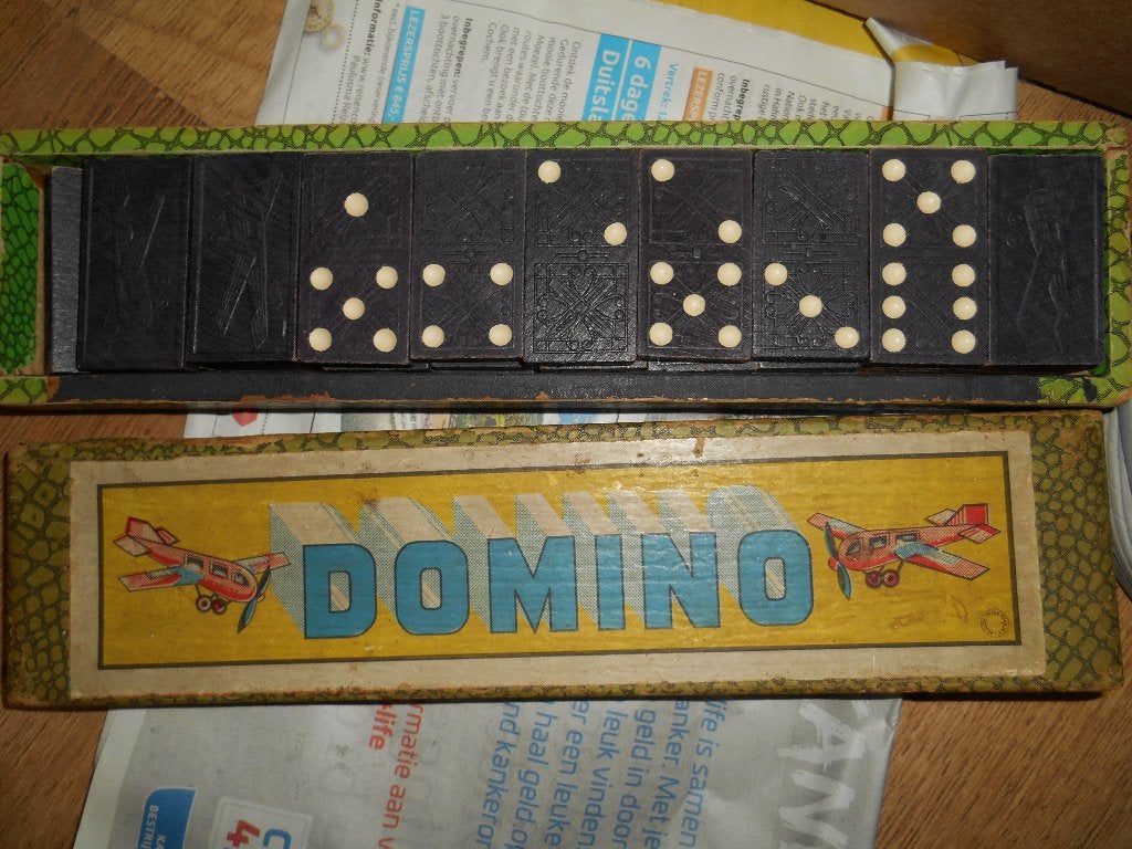zeer oud domino in houten doosje, Ophalen of Verzenden