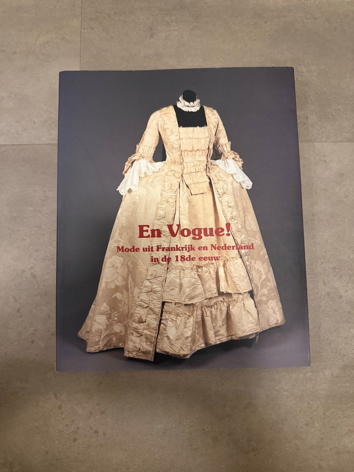 En Vogue! Mode uit Frankrijk en Nederland in de 18e eeuw, Boeken, Mode, Ophalen of Verzenden, Zo goed als nieuw, Mode algemeen