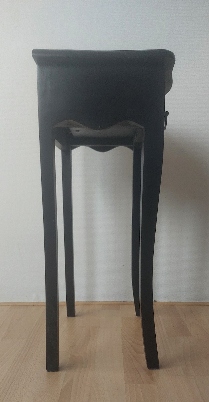 Zwart houten nachtkastje/sidetable barok/rococo-stijl, Ophalen, Minder dan 55 cm, Gebruikt, Barok/Rococo