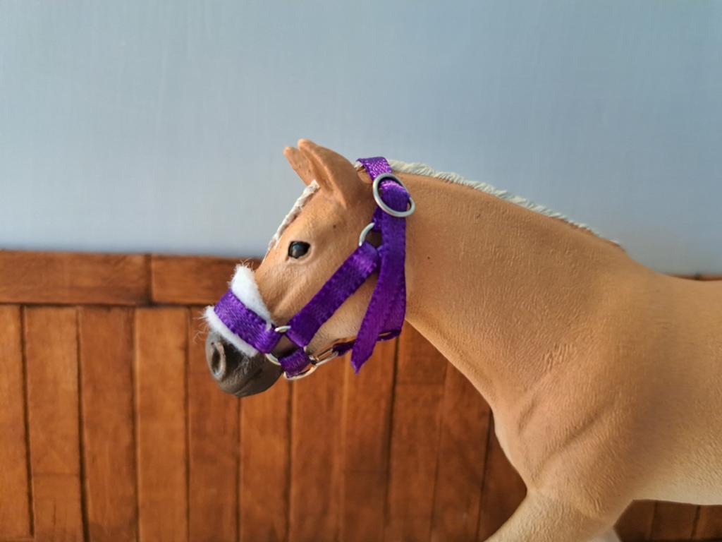 Schleich halster paars, Ophalen of Verzenden, Zo goed als nieuw, Paard, Beeldje of Figuurtje