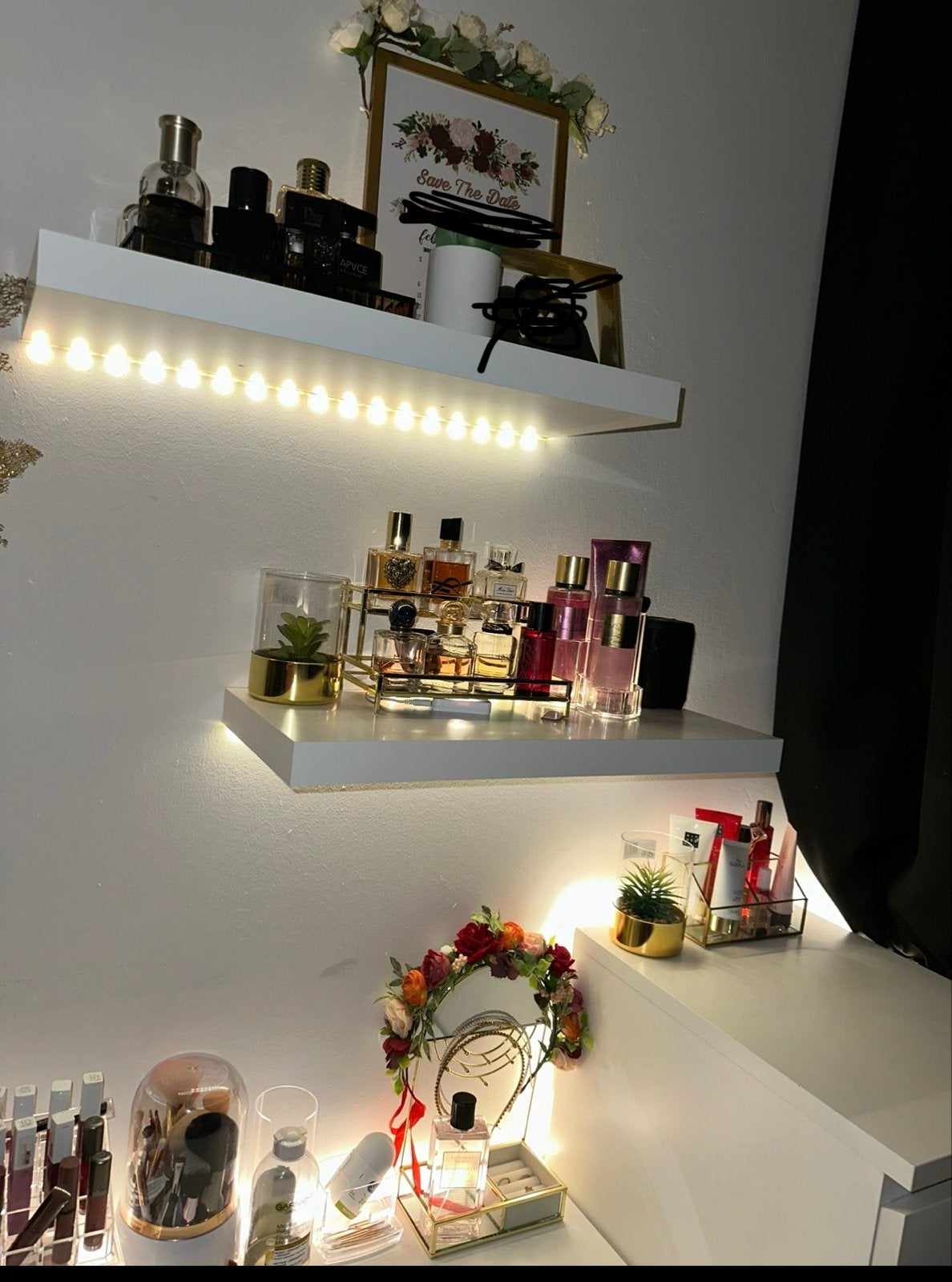 Twee Planken en Ikea Spiegels met LED-verlichting, Ophalen, Zo goed als nieuw