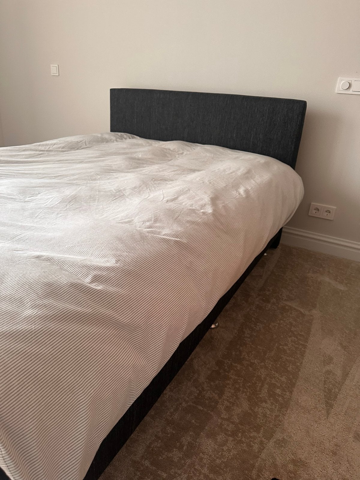 Boxspring 140x200 met matras en topper, donkergrijs, Ophalen, Tweepersoons, 140 cm, Zo goed als nieuw