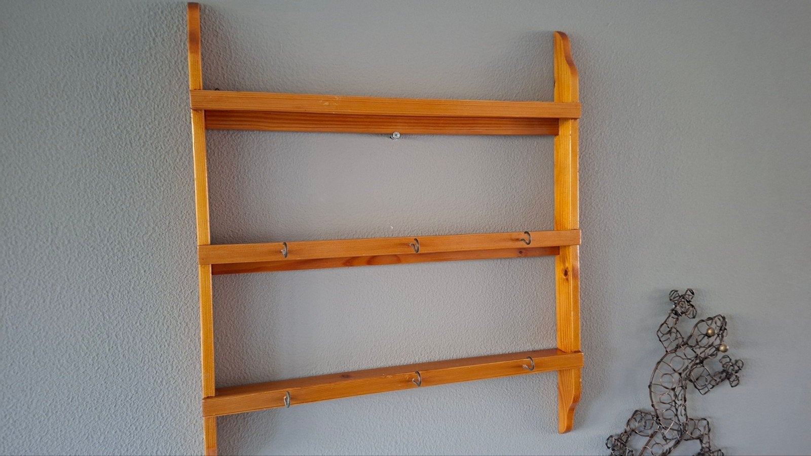 Vintage grenen wandrek / bordenrek met 6 haken, Ophalen of Verzenden