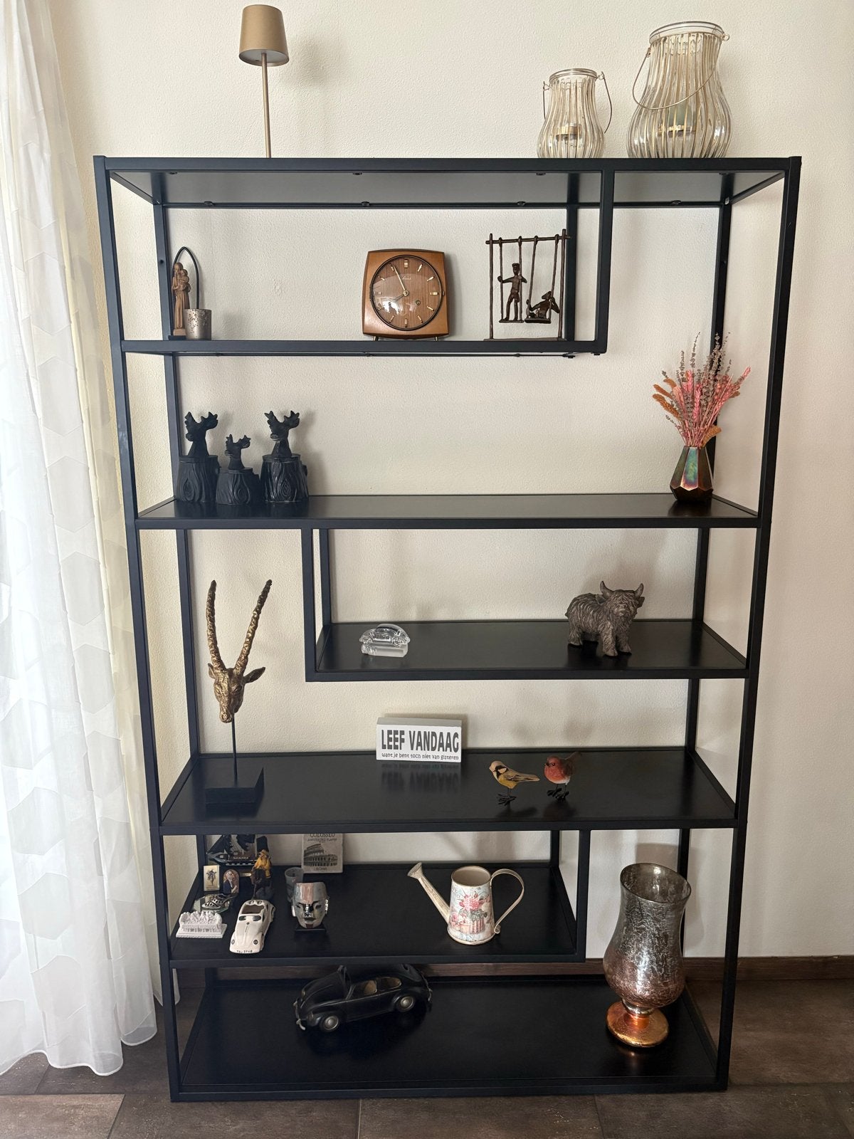 Zwart metalen open kast met asymmetrische planken, Ophalen, Met plank(en), 200 cm of meer, 150 tot 200 cm