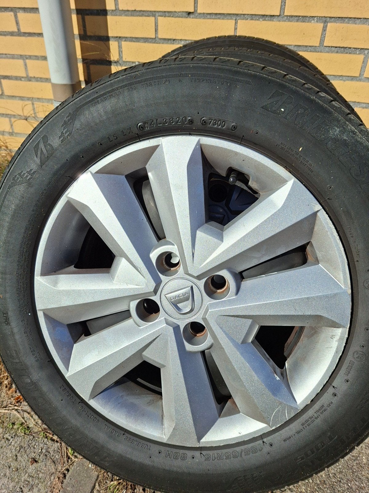 Dacia Sandero banden met wieldoppen, Ophalen, Gebruikt