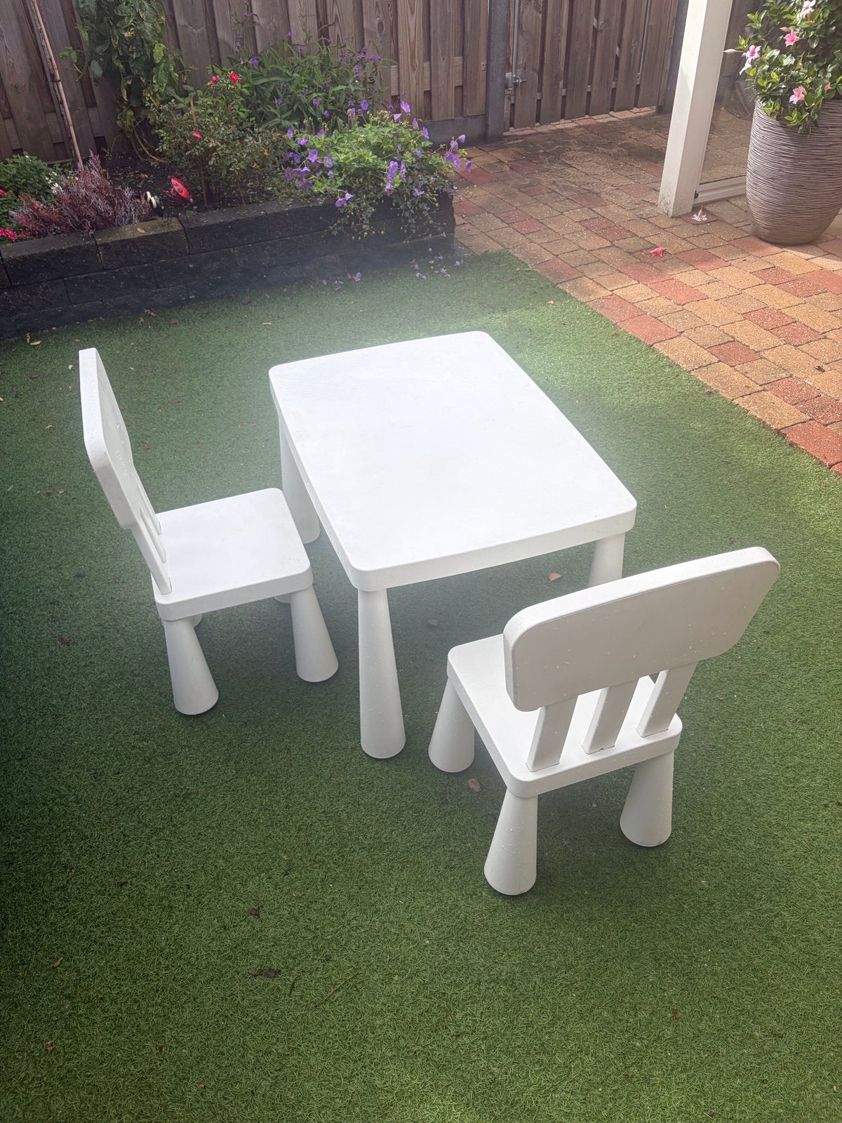 Witte kinder tafel met twee stoeltjes, Kinderen en Baby's, Ophalen, Gebruikt, Tafel(s) en Stoel(en)