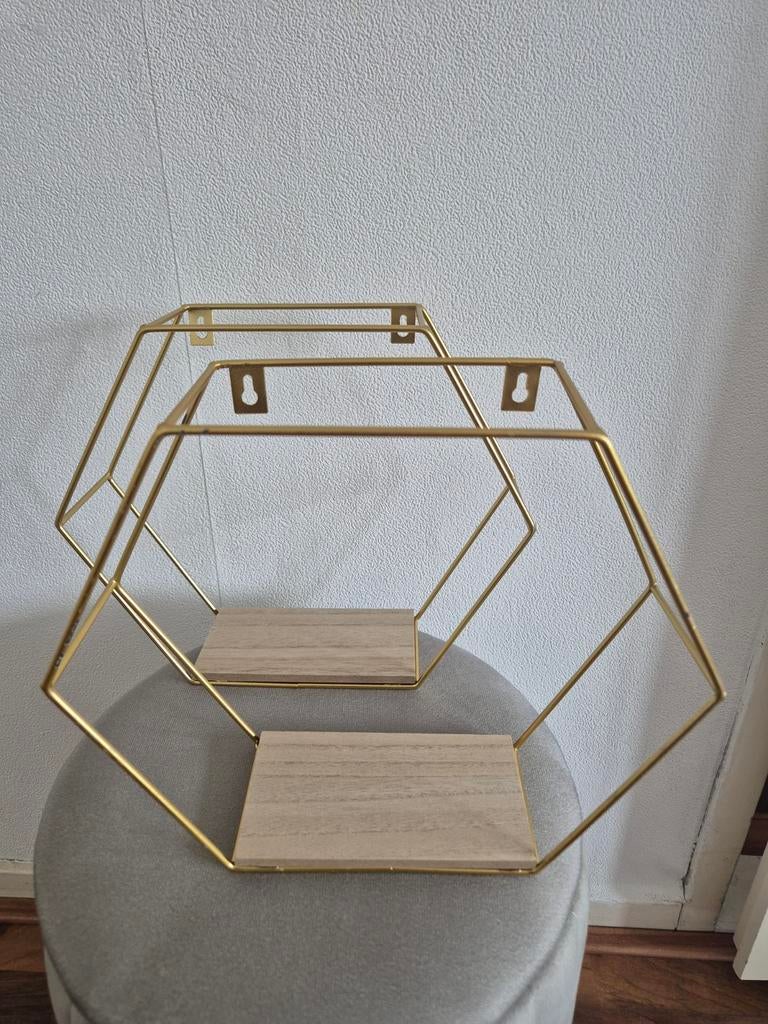 Twee gouden zeshoekige wandplanken, Ophalen