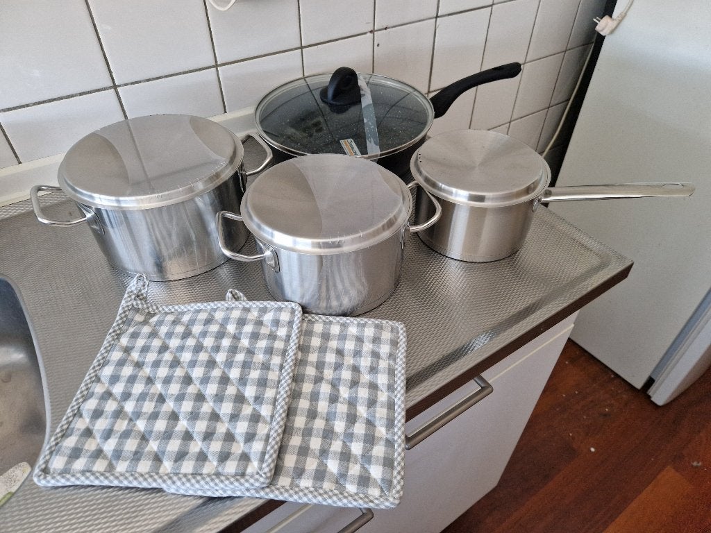 Een nieuwe 4 delige pannenset van Sola met extra pannen, Ophalen of Verzenden, Rvs, Pannenset