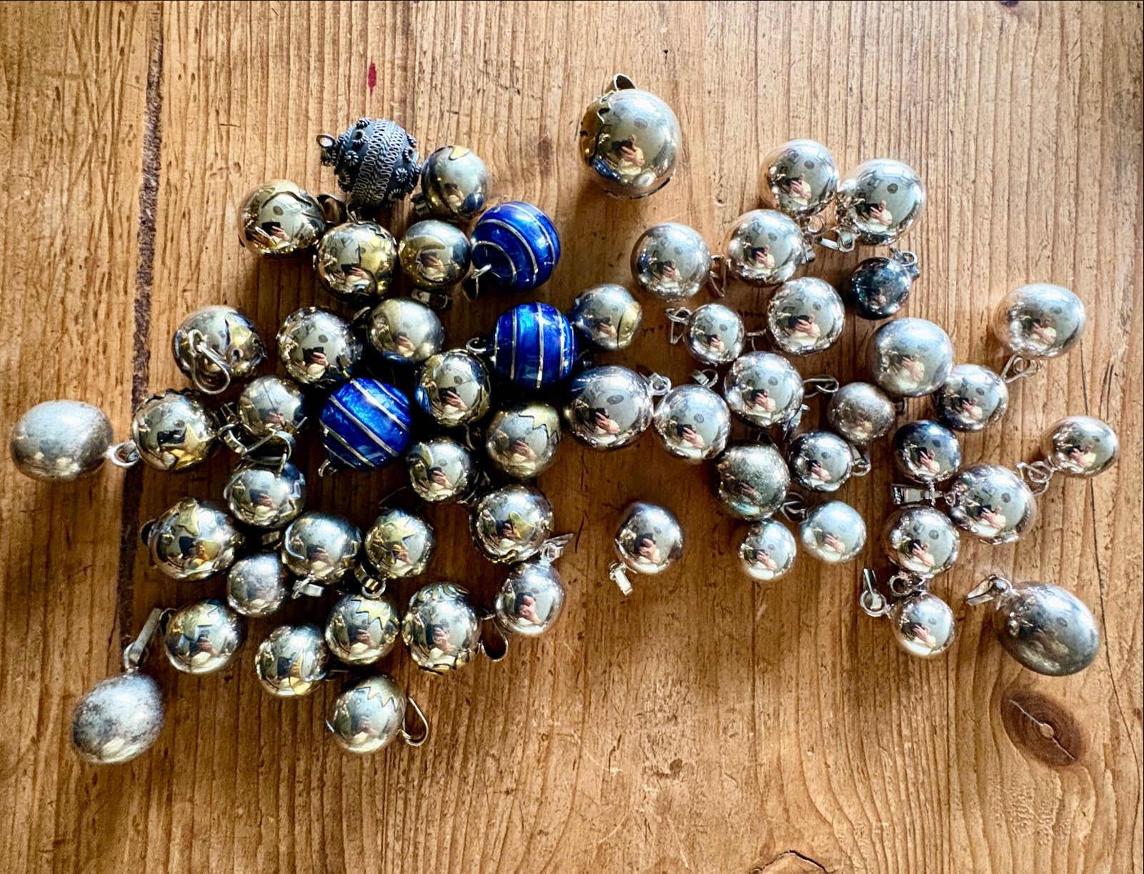 Partij van 60+ zilverkleurige en blauwe bedels, Overige materialen, Overige voorstellingen, Nieuw, Ophalen of Verzenden