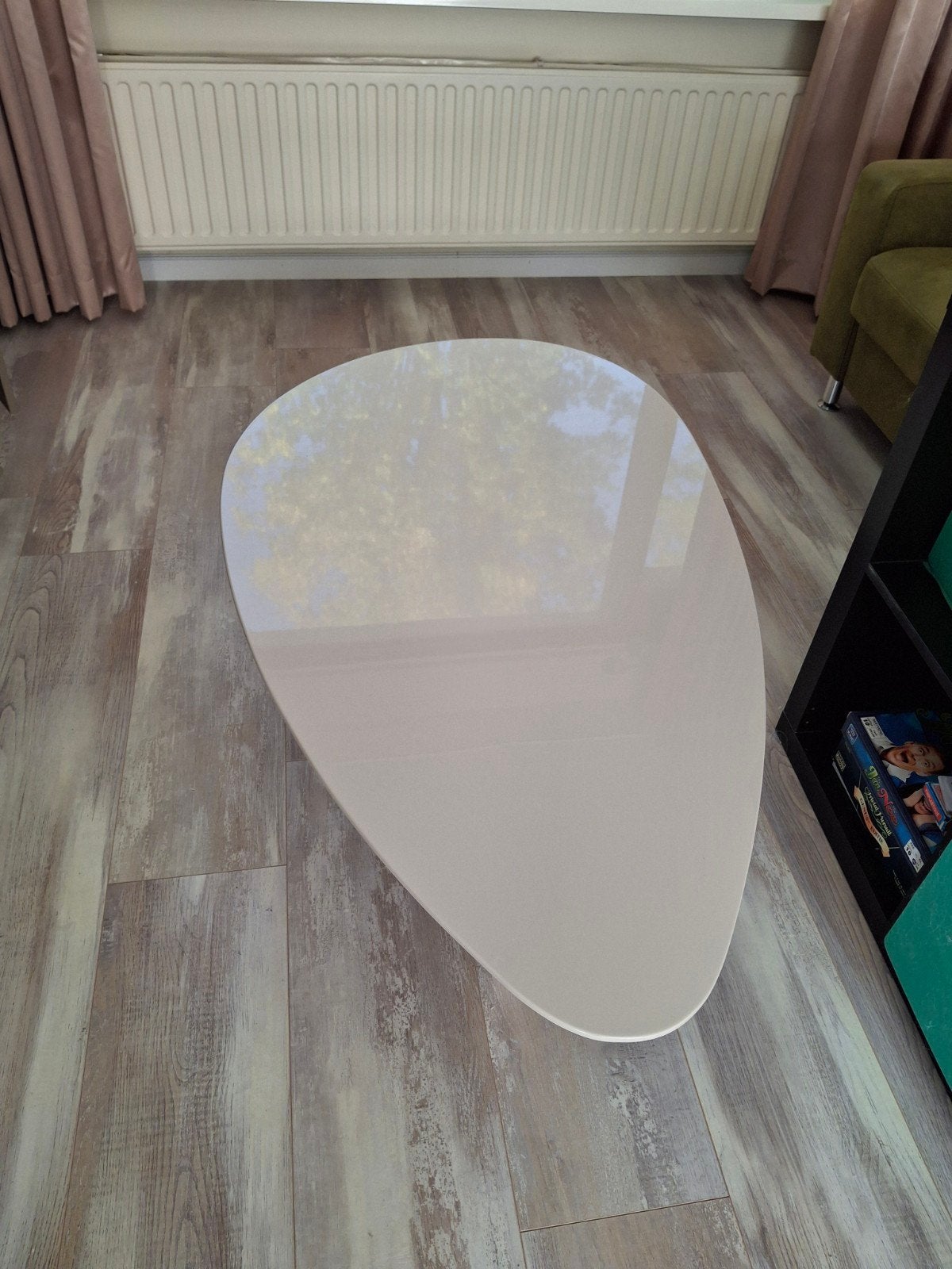 Salontafel hoogglans wit met stalen pootjes., Ophalen, 100 tot 150 cm, 50 tot 100 cm, Zo goed als nieuw