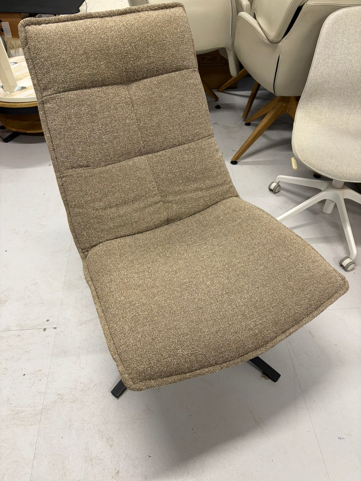Eleonora Marcus draaifauteuil bouclé beige – LUMZ, Ophalen, 75 tot 100 cm, Zo goed als nieuw, Stof