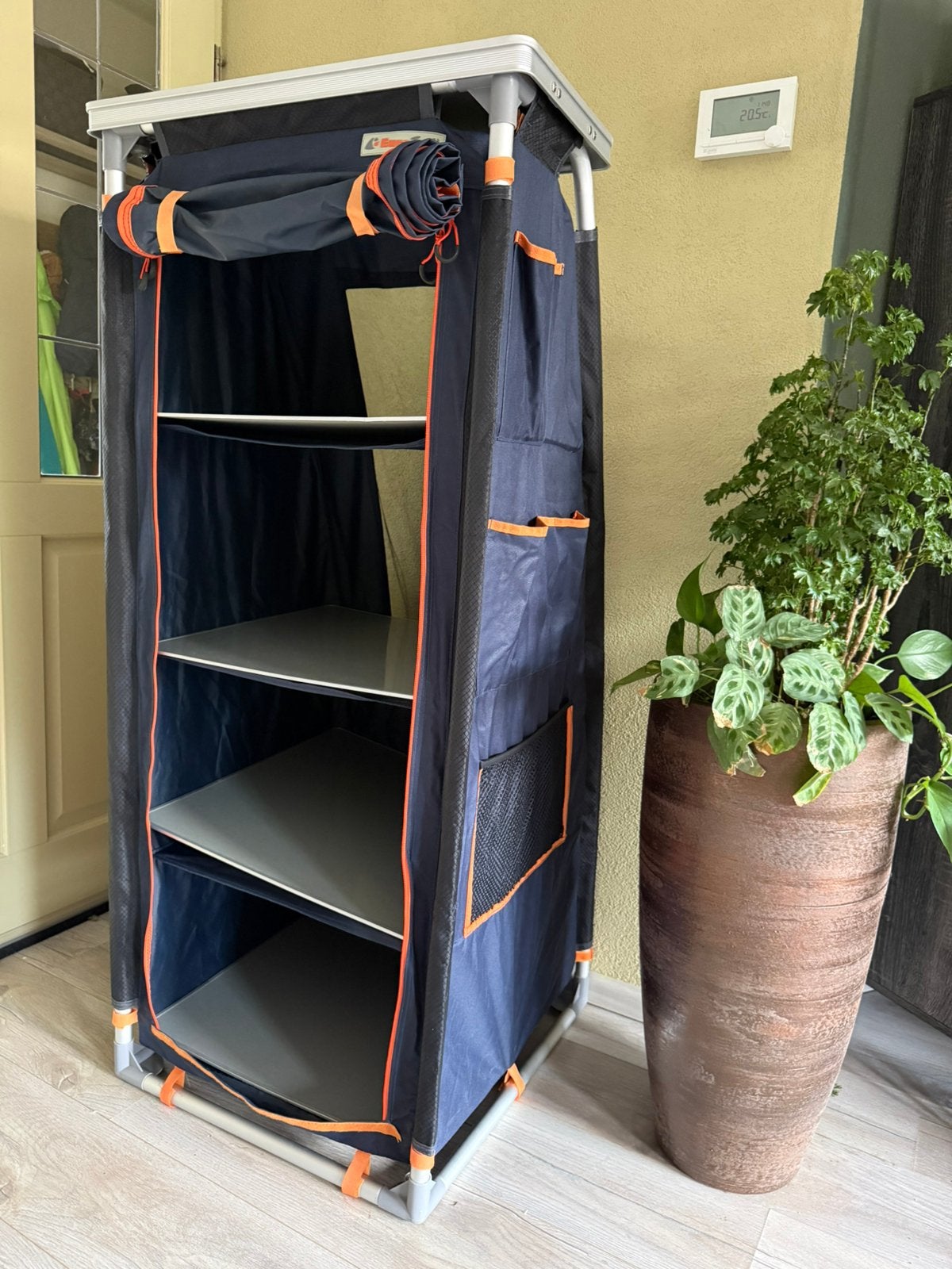 Eurotrail campingkast 4 planken in goede staat, Ophalen, Zo goed als nieuw, Campingkast