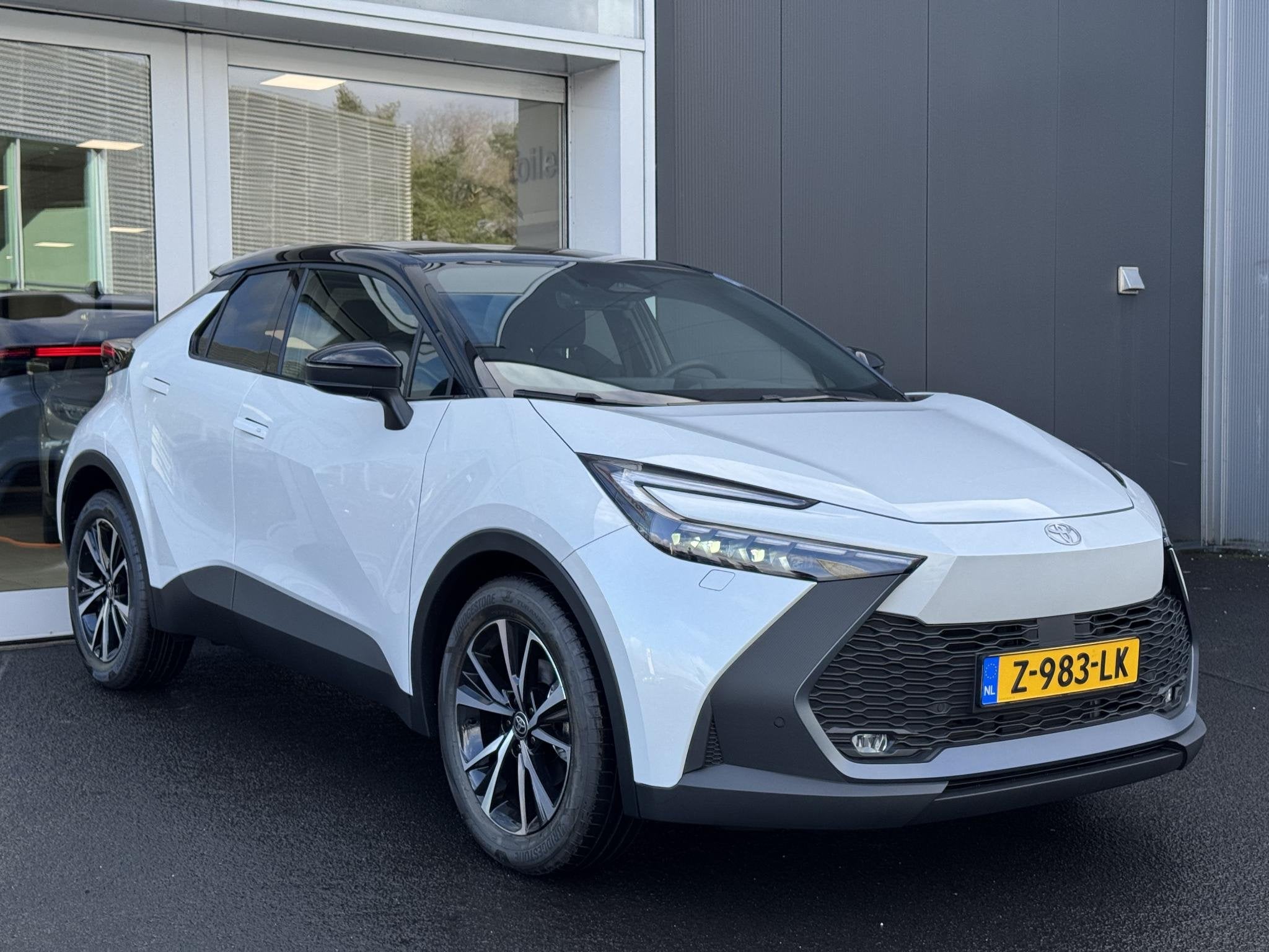 Toyota C-HR 1.8 Hybrid 140 Style Bi-Tone | Unieke tellerstan, Auto's, Stof, 4 cilinders, Wit, Origineel Nederlands