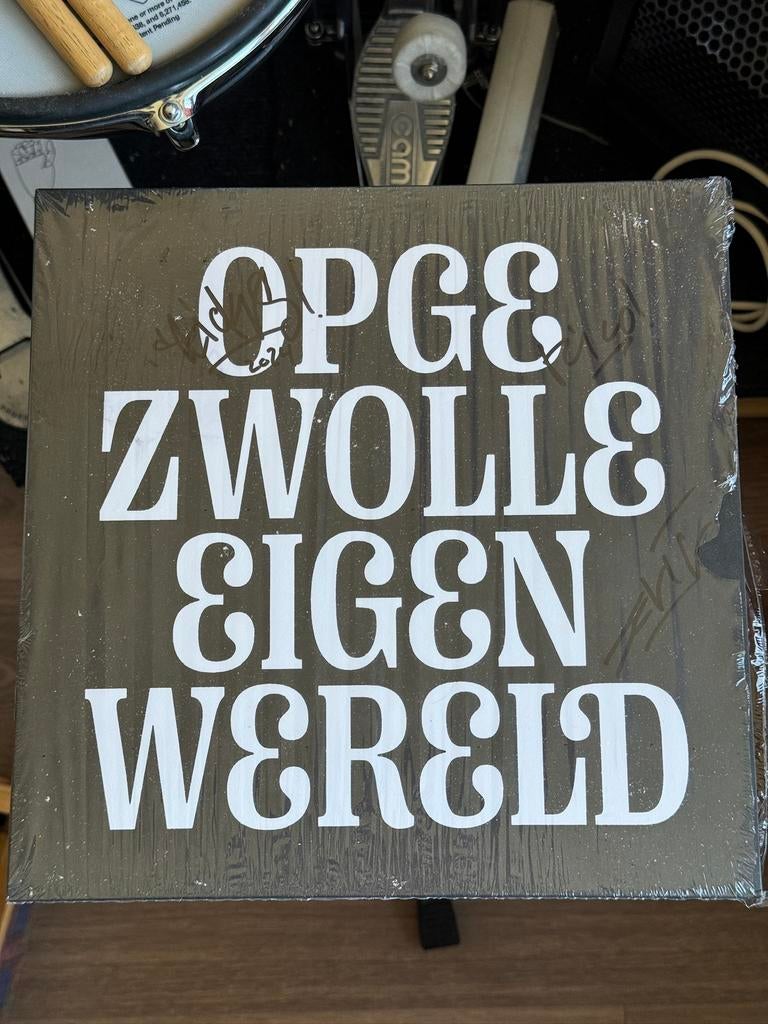 Opgezwolle - Eigen Wereld + podcast gesigneerd boxset, Ophalen of Verzenden, 2000 tot heden, Zo goed als nieuw, 12 inch