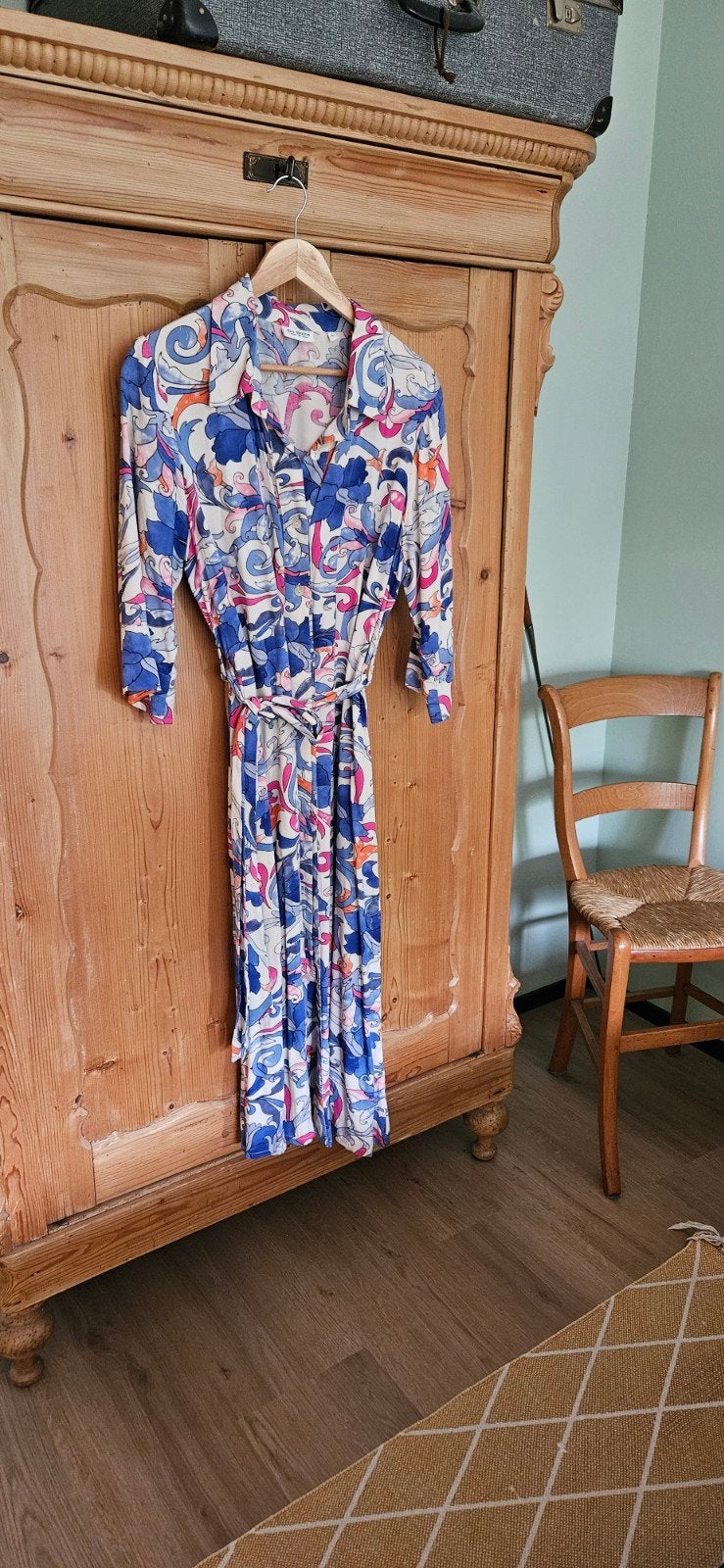 Vrolijke jurk maat L, (valt ruim)roze, wit en blauw, Ophalen of Verzenden, Zo goed als nieuw, Maat 42/44 (L), Onder de knie