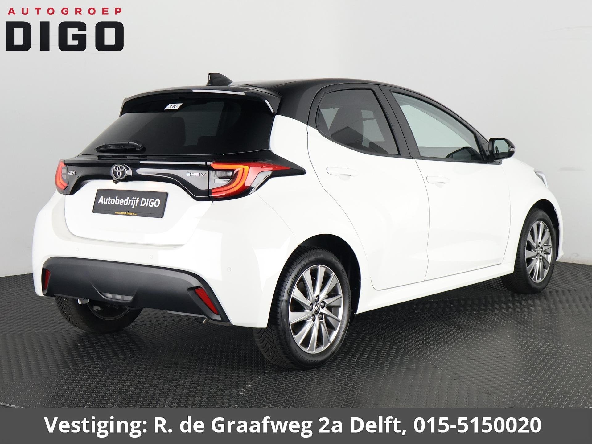 Toyota Yaris 1.5 Hybrid 115 Dynamic Luxury Bi-Tone | Stuur-, Auto's, Dealer onderhouden, Gebruikt, 450 kg, Wit