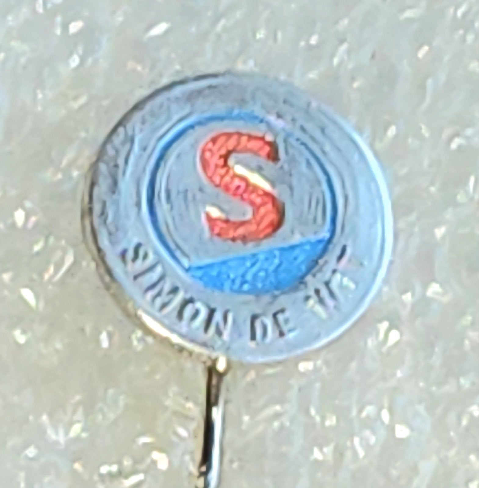 Vintage Speldje Simon de Wit (S), Ophalen of Verzenden, Gebruikt, Merk, Speldje of Pin