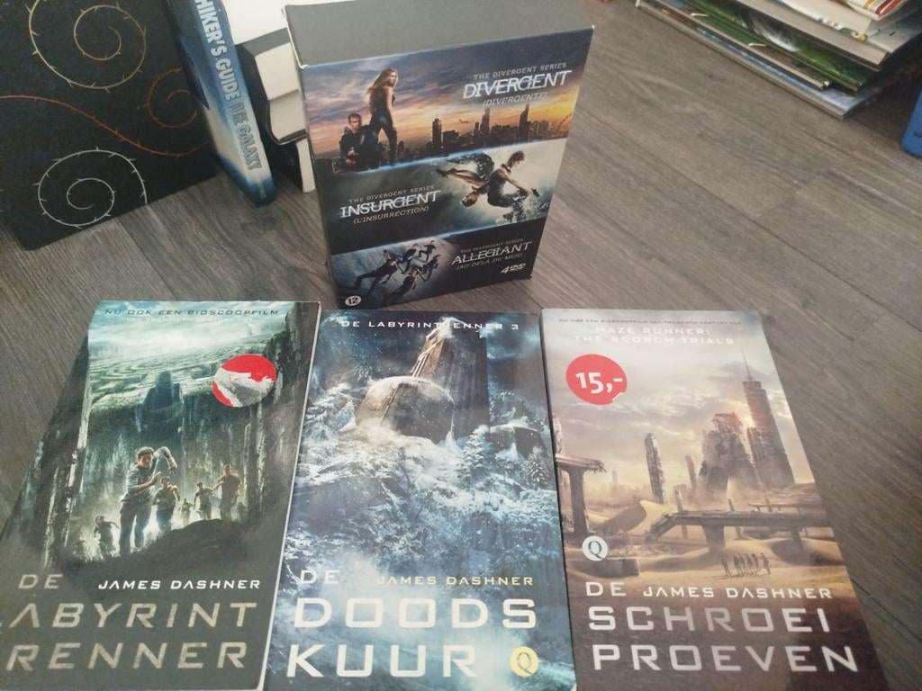 DIVERGENT TRILOGY PAPERBACK+ DVD BOXSET, Ophalen of Verzenden, Gelezen, James Dashner