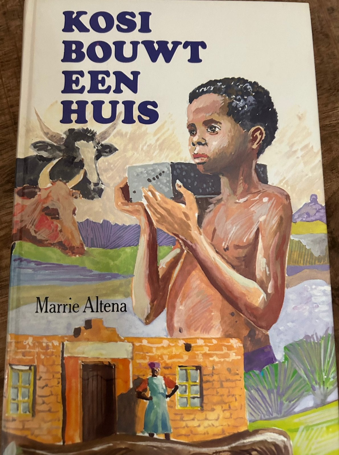 Kosi bouwt een huis - Christelijk kinderboek Marrie Altena, Ophalen of Verzenden, Gelezen