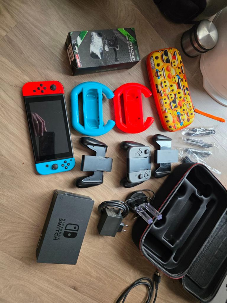 Nintendo Switch (2019 Upgrade) met accessoires, Spelcomputers en Games, Spelcomputers | Nintendo Switch, Ophalen, Zo goed als nieuw