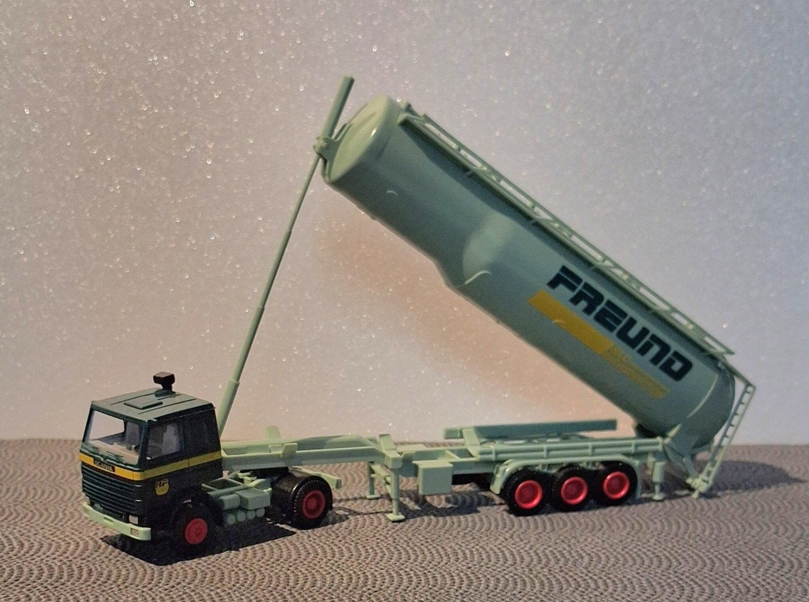 Albedo 1:87 Kippsilo MB NG 1632 & Scania Silo H.FREUND, Ophalen of Verzenden