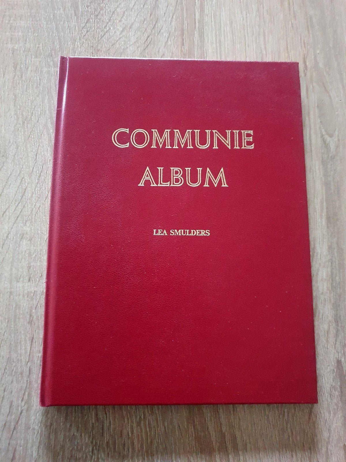 Vintage Communie Album Lea Smulders - Rood Hardcover, Ophalen of Verzenden, Zo goed als nieuw, Lea Smulders, Christendom | Katholiek
