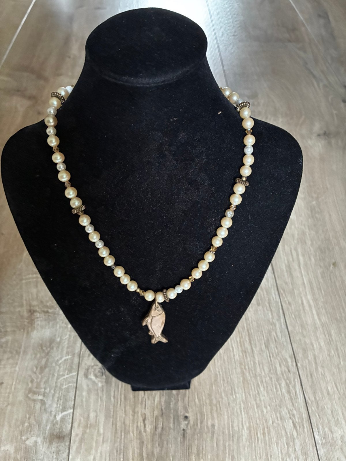 EM HISTORY BEADS parelketting met gouden visje 50 cm, Wit, Nieuw, Ophalen of Verzenden, Overige materialen